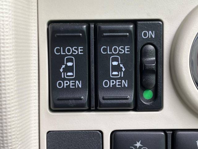 【両側パワースライドドア】スマートキーや運転席のスイッチで後席両側スライドドアの開閉が可能♪電動だから力を入れてドアを開ける必要が無く、小さなお子様でも簡単に開け閉めでき快適です♪