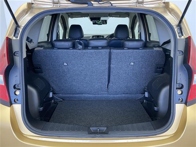 【トランク】積み込みやすくて、たっぷり積める荷室です。シートアレンジできるものは、乗車人数と荷物の量や大きさによってシートを動かすことができるので、より快適なドライブが可能です！