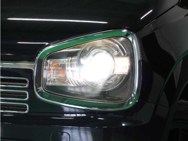 【ヘッドライト】省電力で長寿命の明るく運転しやすいLEDヘッドランプです。明るく照らすので暗い夜道からお客様を守ってくれます。