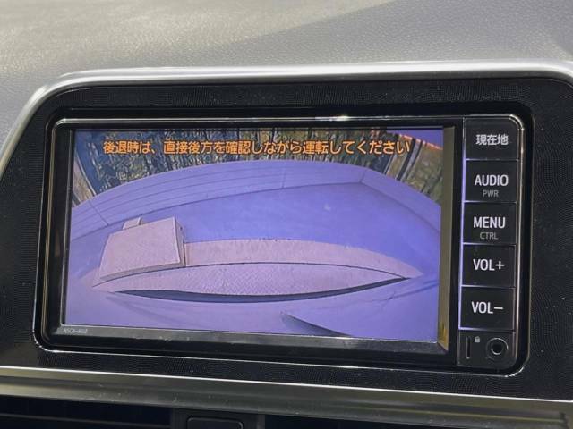 【バックカメラ】駐車時に後方がリアルタイム映像で確認できます。大型商業施設や立体駐車場での駐車時や、夜間のバック時に大活躍！運転スキルに関わらず、今や必須となった装備のひとつです！