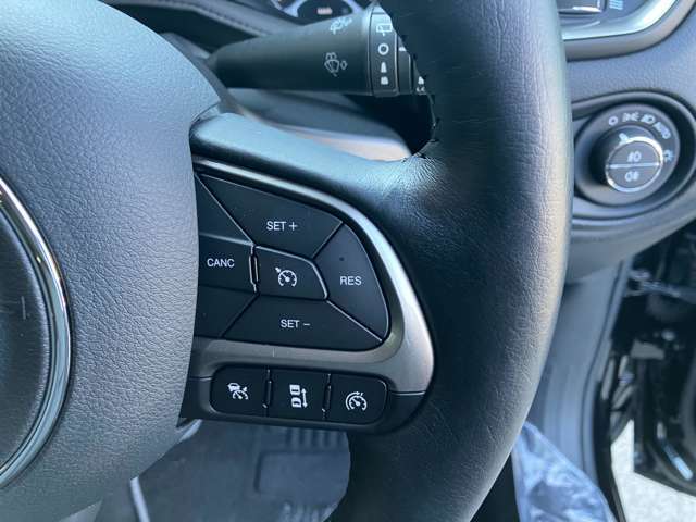シンプルで操作しやすい運転席操作部