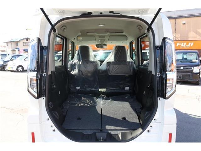 荷室スペースも充分、荷物の収納も楽々です。