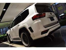 ボディカラーはプレシャスホワイトパールでございます。