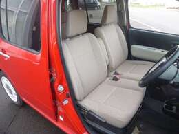 大型アームレスト付ベンチシート。