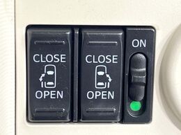 【両側スライドドア】駐車場で隣の車との間隔が狭く乗りにくい時、スライドドアなら安心！ドアオープン時も幅を取らず、開口部が広いので乗り降りがとっても簡単です。大きな荷物の出し入れも後席から可能♪