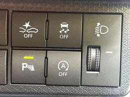 【スマートアシスト】走行中に前方の車両等を認識し、衝突しそうな時は警報とブレーキで衝突回避と被害軽減をアシスト。より安全にドライブをお楽しみいただけます。