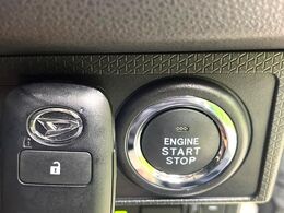 【キーフリーシステム】カバンやポケットに入れたままでもドアの施錠・解錠が可能なスマートキーを装備。エンジンのオン・オフ時もカギを取り出す必要が無いからとっても便利です♪