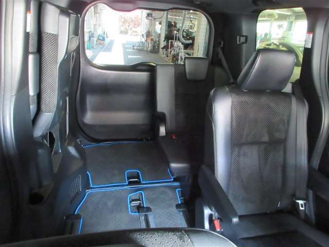 3列目シートは跳ね上げ式で折りたたみ可能です。キャンプ用品など大きな荷物もばっちり収納可能です！
