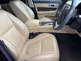 全席革シートとなっておりますので高級感溢れる車内となっております！シート自体にも綺麗や破れ等も見受けられずとても綺麗な状態の車両となっております！購入後も快適にお乗り頂ける車両です！