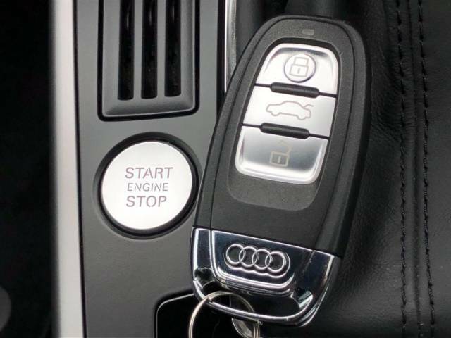 ●アドバンストキー（スマートエントリー機能）：キーを身につけるだけでドアを解錠できる機能。エンジン始動もボタンを押すだけです。