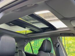【パノラマムーンルーフ】車内の解放感が一気に上がる大型のパノラマルーフ！季節を問わず開放的で快適なドライブをお楽しみいただけます。流通量も少なく希少価値の高い人気の装備です♪