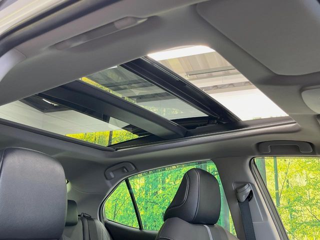 【パノラマムーンルーフ】車内の解放感が一気に上がる大型のパノラマルーフ！季節を問わず開放的で快適なドライブをお楽しみいただけます。流通量も少なく希少価値の高い人気の装備です♪