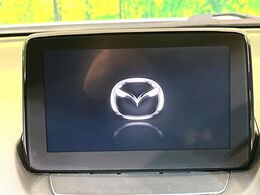 【マツダコネクトナビ】車内の雰囲気にマッチした一体型タイプのナビ。各種車輌設定やBluetooth再生等、様々な機能が楽しめます。直感的なダイヤル操作が可能で、使い勝手も良好です。