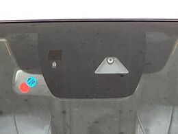 【スマートシティブレーキサポート】低速走行中に前方の車両等を認識し、衝突しそうな時は警報とブレーキで衝突回避と被害軽減をアシスト。より安全にドライブをお楽しみいただけます。