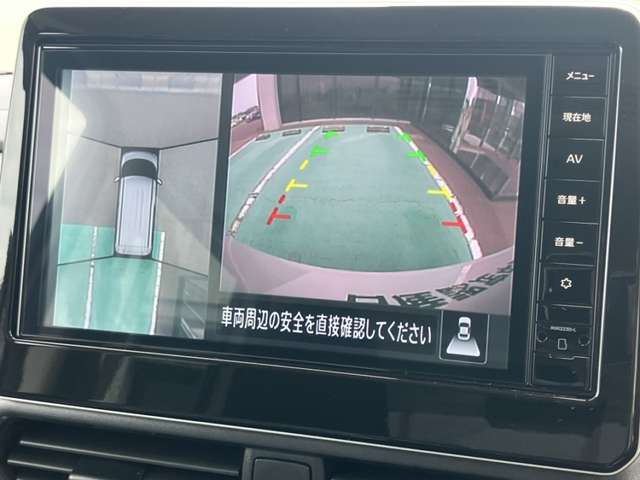 アラウンドモニター、上空から見下ろしているかのような映像をディスプレイに映し出し、スムースな駐車をサポートします。さらに、人や自転車など周囲に動くものがいる場合には、表示とブザーで注意を促します。