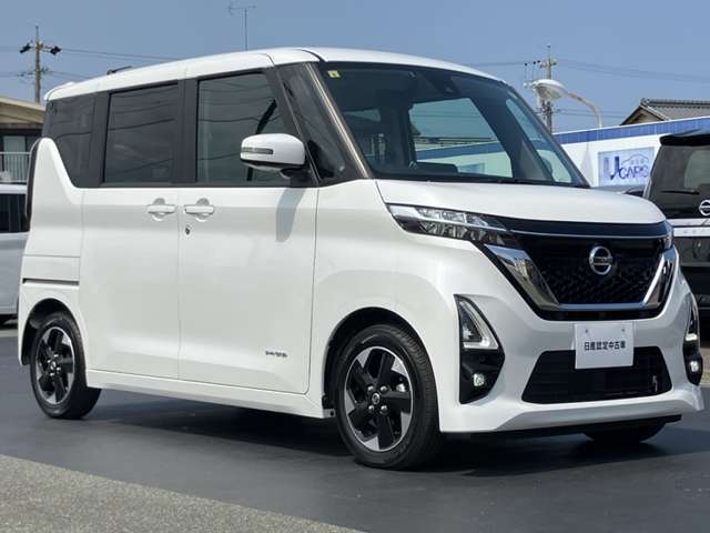 エマージェンシーブレーキ（衝突被害軽減ブレーキ）、フロントカメラが車両や歩行者を検知し警告音と共に衝突回避、軽減をアシストしてくれます。