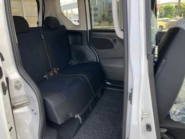 車内クリーニングと外装の磨きをしてあります。後席フロア部は段差が無いので足元の窮屈さを感じません。