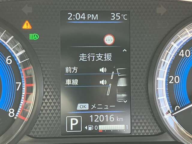 スピードメーター上に運転をサポートする様々な情報を表示してくれます。走行距離は約12000キロです。