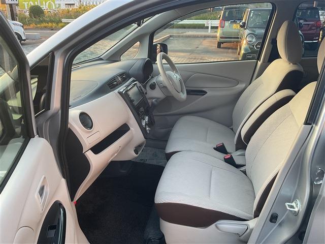 座り心地が良い斬新でシンプルなデザインの内装です！