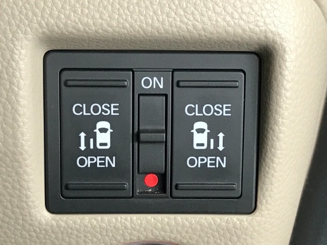 リア両側、パワースライドドア搭載！ドアハンドルを引くだけでリアドアが自動開閉します。運転席にあるスイッチで操作することもできてとても便利です。