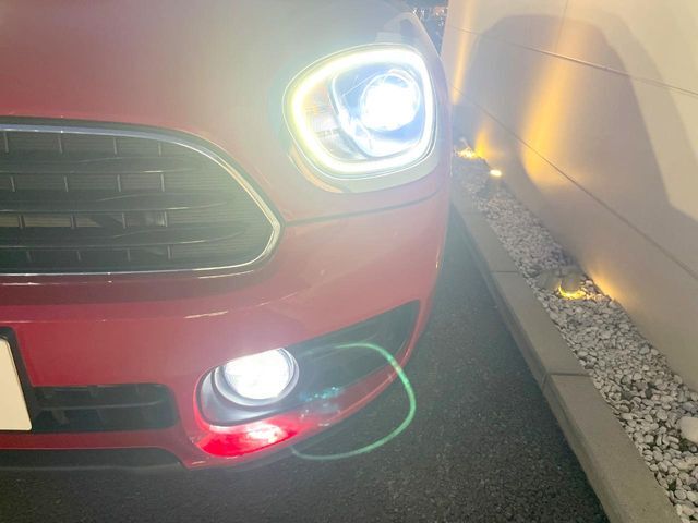 ●LEDヘッドライト：夜間走行時も良好な視界を確保し安心して運転できる高輝度LEDヘッドライトを装備！点灯速度が早く、消費電力も抑えられています。