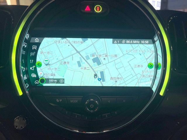 ●MINI純正ナビ:一体感のあるナビは、高級感ある車内を演出してくれます。オーディオ機能も充実しておりますので、運転もより楽しめます♪