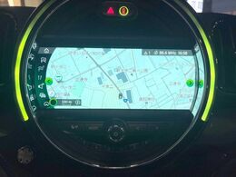 ●MINI純正ナビ:一体感のあるナビは、高級感ある車内を演出してくれます。オーディオ機能も充実しておりますので、運転もより楽しめます♪