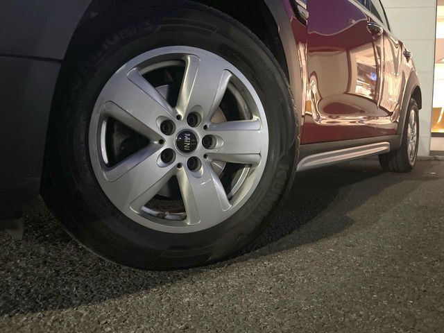 ●純正16インチアルミホイール：輸入車ならではの卓越した走りを支えるホイールと足回りです！日本車の走りに慣れている方にもぜひ体感して頂きたいほど、高いレベルでまとまっています！