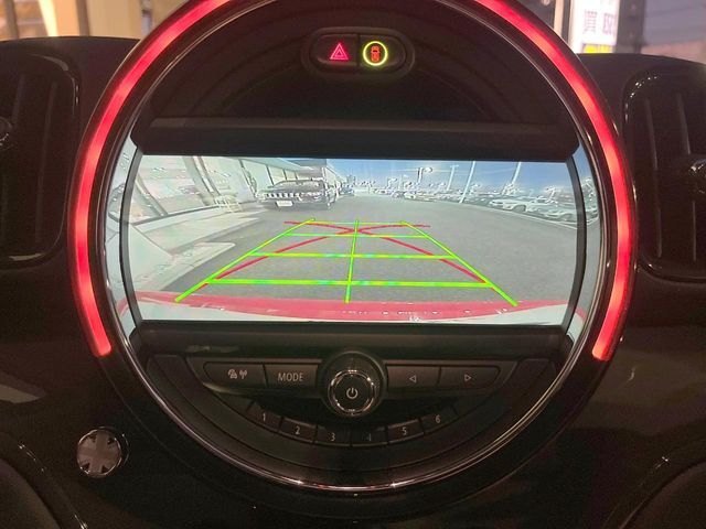 ●ガイドライン付きバックカメラ：不安な駐車もこれで安心！ガイドライン付きなので狭い箇所での駐車もラクラクです！