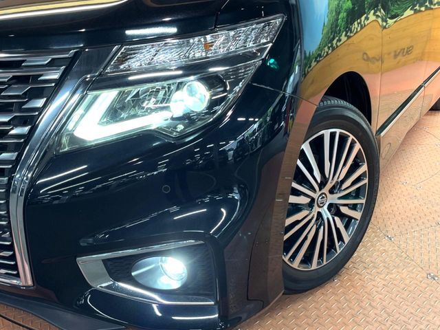 【LEDヘッドライト】悪天候や夜間走行時も良好な視界を確保し安心して運転できる高輝度LEDヘッドライトを装備！点灯速度が早く、消費電力も抑えられています。