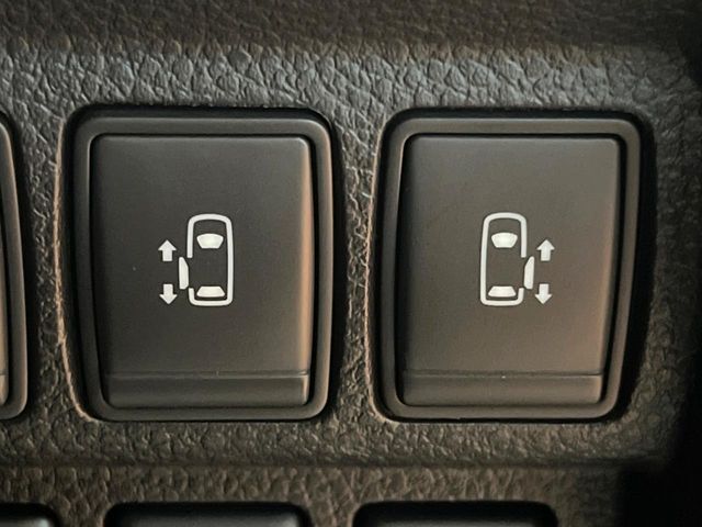 【両側パワースライドドア】スマートキーや運転席のスイッチで後席両側スライドドアの開閉が可能♪電動だから力を入れてドアを開ける必要が無く、小さなお子様でも簡単に開け閉めでき快適です♪