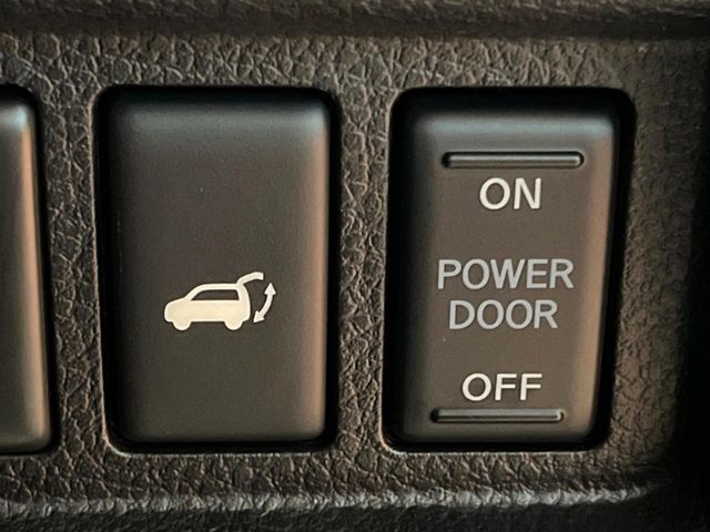 【パワーバックドア】スマートキーや運転席のボタンを押すだけでリアゲートが自動で開閉します！荷物を持っている時や、高い位置にあるバックドアを閉める際に便利な機能です♪