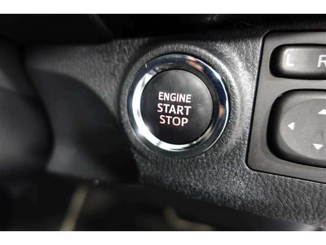 プッシュスタートシステムです。キーをバッグやポケットに入れたままでブレーキを踏んでボタンを押すだけでエンジン始動出来ますよ♪
