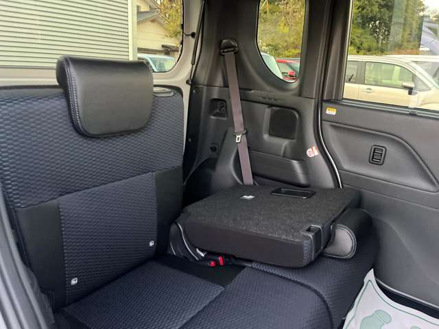 リアシートは分割式になります。ワンタッチでフラットにも出来ますのでお荷物が多い時等はフルフラットにして積む事も可能です。