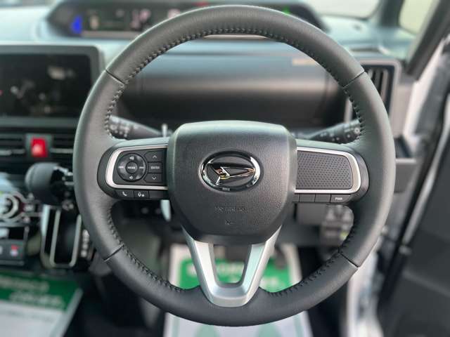 オートエアコン標準装備です。簡単操作で車内が設定した温度になるまで風量、吹き出し口を自動的に調整してくれます。いつでも快適な運転が楽しめます。