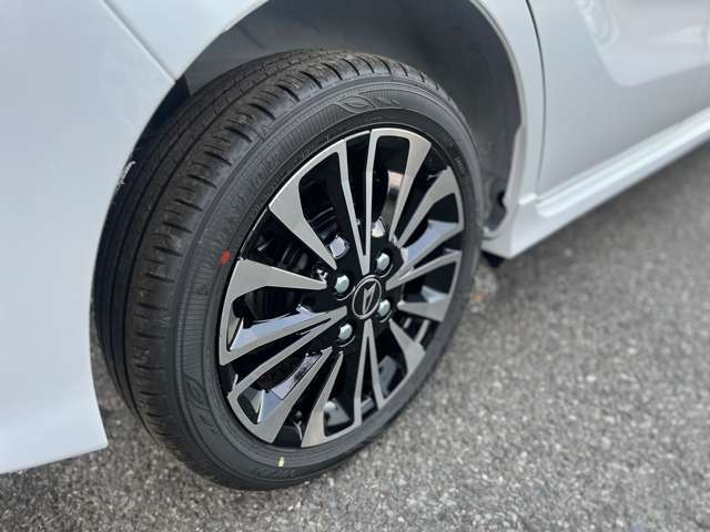 ☆後列シート片側収納☆後列シートを片側だけ格納することにより、3人乗った状態で便利で更に大きな荷物を運ぶ事が出来ます。