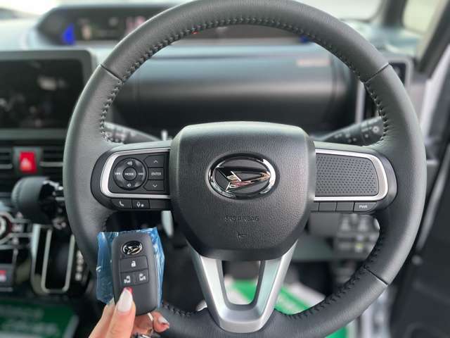 スマートキー標準装備です。車に近づいてリクエストスイッチを押せばドアの開閉ができます。更にエンジンの始動もカギを挿さずに出来ます。防犯面でも安心に繋がります。