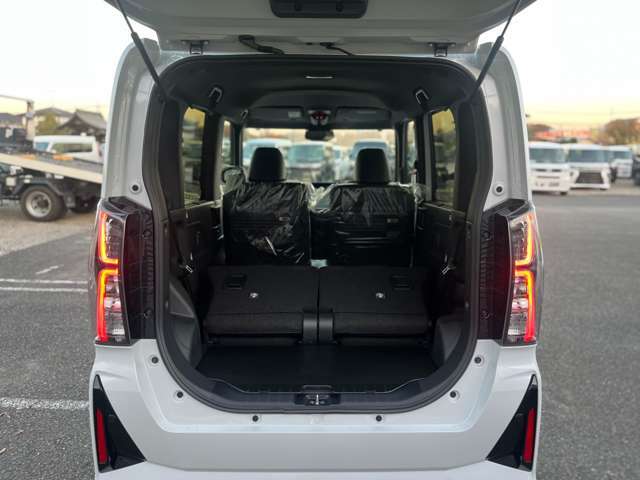 ☆フラットシート☆後部座席を倒すとフラットになる為、たくさんのお荷物や大きなお荷物を積むときに便利です！