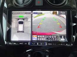 アラウンドビューモニター画像になります。4方向のカメラ画像を合成をし、上から見たような画像にしバック駐車時の死角を無くします。