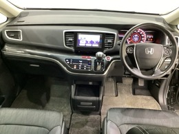 車内は光触媒抗菌消臭施工済です。インパネ周りはスタイリッシュなデザインで機能や装備も充実しています。グローブボックスやカップホルダーのほかにトレーなどたくさんの収納スペースが付いています。