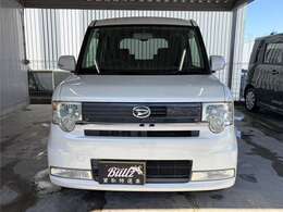 グレードは、クールなルックスと充実の豪華装備で人気の上級グレード！カスタムXです！ボディカラーも人気のパールホワイト！