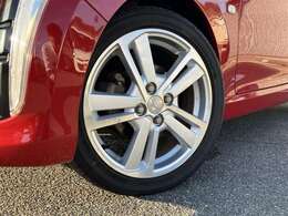 スポーティな印象を与える純正ホイールです。どこまでも走っていきたくなるようなデザインですね♪