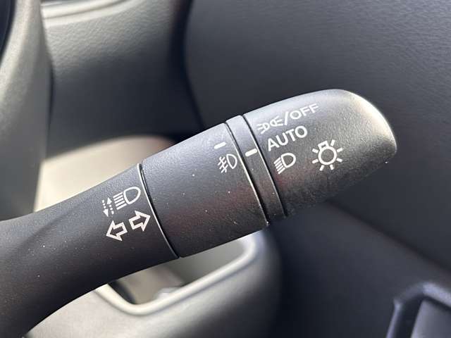 「オートライト」　暗くなると自動でライトが点灯し、安全運転を手助け！