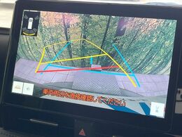 【バックカメラ】駐車時に後方がリアルタイム映像で確認できます。大型商業施設や立体駐車場での駐車時や、夜間のバック時に大活躍！運転スキルに関わらず、今や必須となった装備のひとつです！