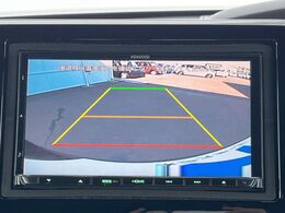 【バックカメラ】駐車時に後方がリアルタイム映像で確認できます。大型商業施設や立体駐車場での駐車時や、夜間のバック時に大活躍！運転スキルに関わらず、今や必須となった装備のひとつです！