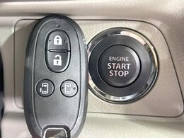 【キーレススタートシステム】カバンやポケットに入れたままでもドアの施錠・解錠が可能なスマートキーを装備。エンジンのオン・オフ時もカギを取り出す必要が無いからとっても便利です♪