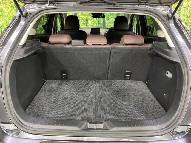 積み下ろしのしやすいデッキにはたっぷりと荷物を積み込んでいただけます。遊びから仕事まで、様々なシーンで頼れます♪