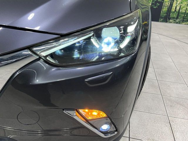 【LEDヘッドライト】悪天候や夜間走行時も良好な視界を確保し安心して運転できる高輝度LEDヘッドライトを装備！点灯速度が早く、消費電力も抑えられています。