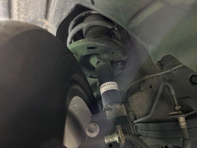 お車を安心してお乗りいただく為には、足回りの定期点検が欠かせません。サービスサポート（有償保証）では無料点検もご提供しており、安心のカーライフをお過ごしいただけるサポート体制が整っています。