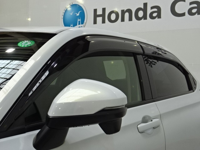 雨天時の換気に役立つドアバイザーを装備☆陽射しを遮る効果もありますので、人気の用品です☆